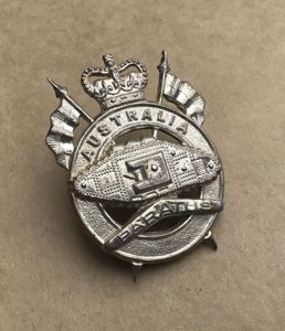 1953-60 1st Armoured Regt Hat Badge