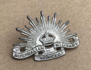 Rare 1948-53 Armoured Corps Rising Sun Hat Badge