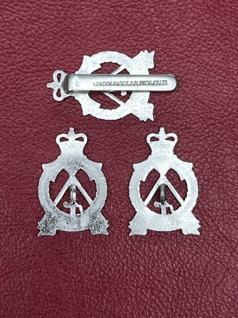 Royal Pioneers Anodised Cap & Collar Badge Set — image 2