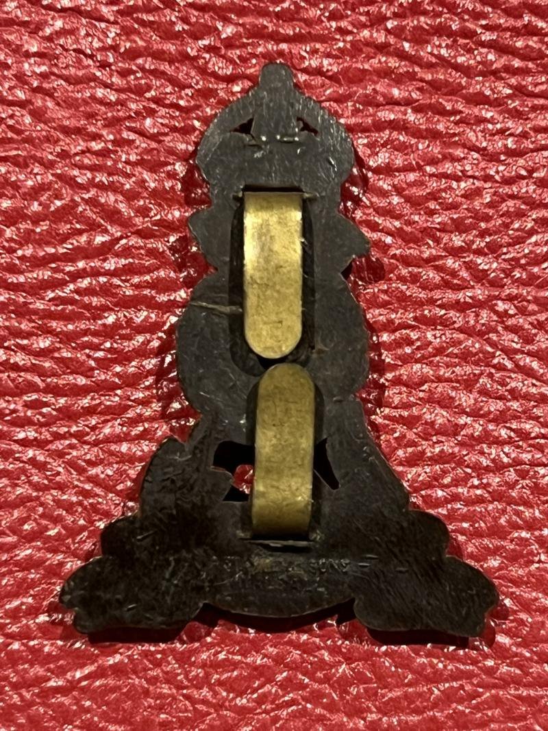 Pioneer Corps Economy Plastic Cap Badge WW2 — image 2