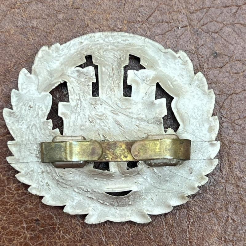 Northamptonshire Regiment Economy Cap Badge — image 2