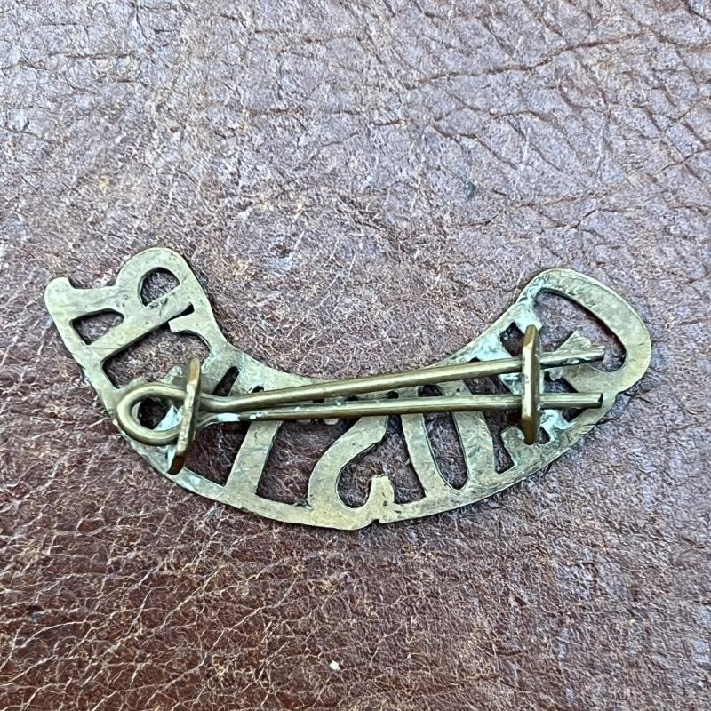 Gloucestershire Regiment WW1 Brass Shoulder Title — image 2