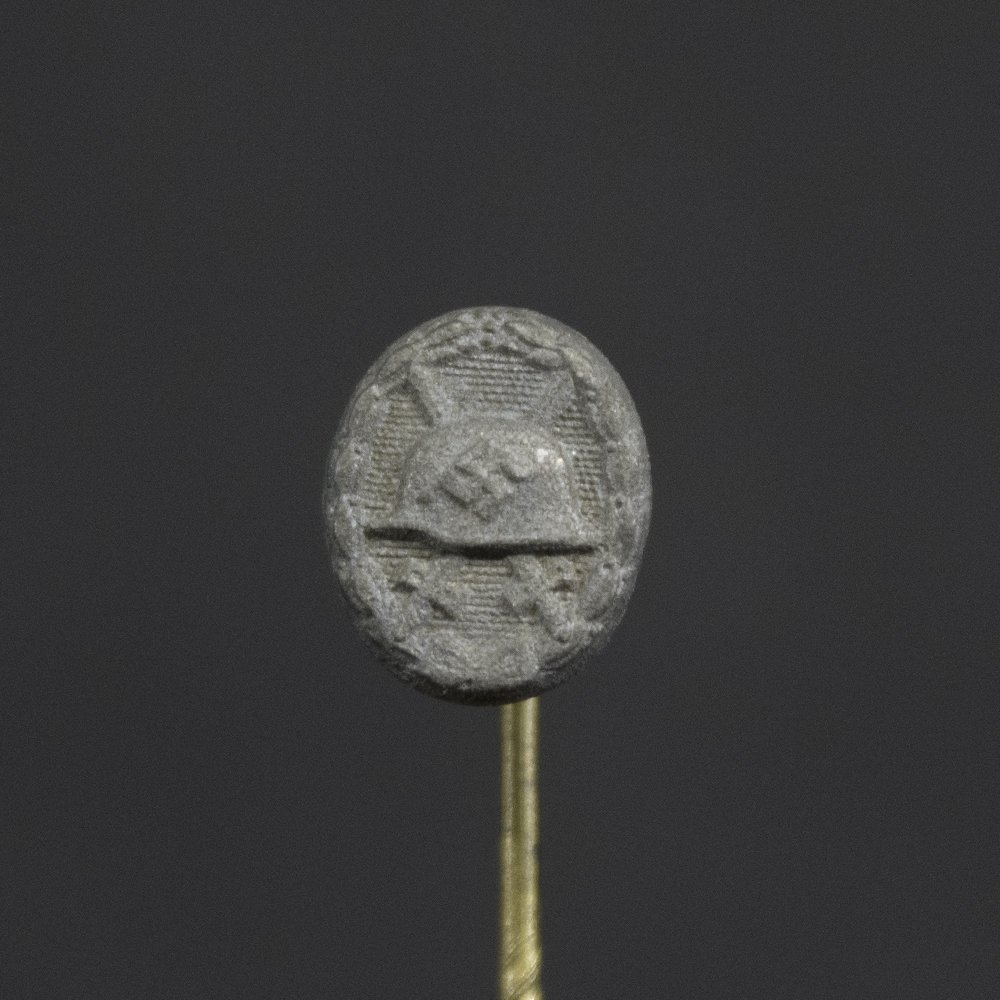 Silver wound badge pin — image 2