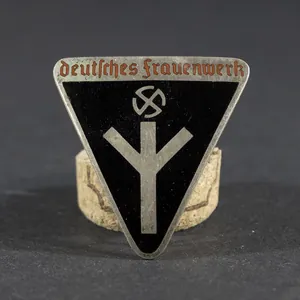 Deutsches Frauenwerk badge