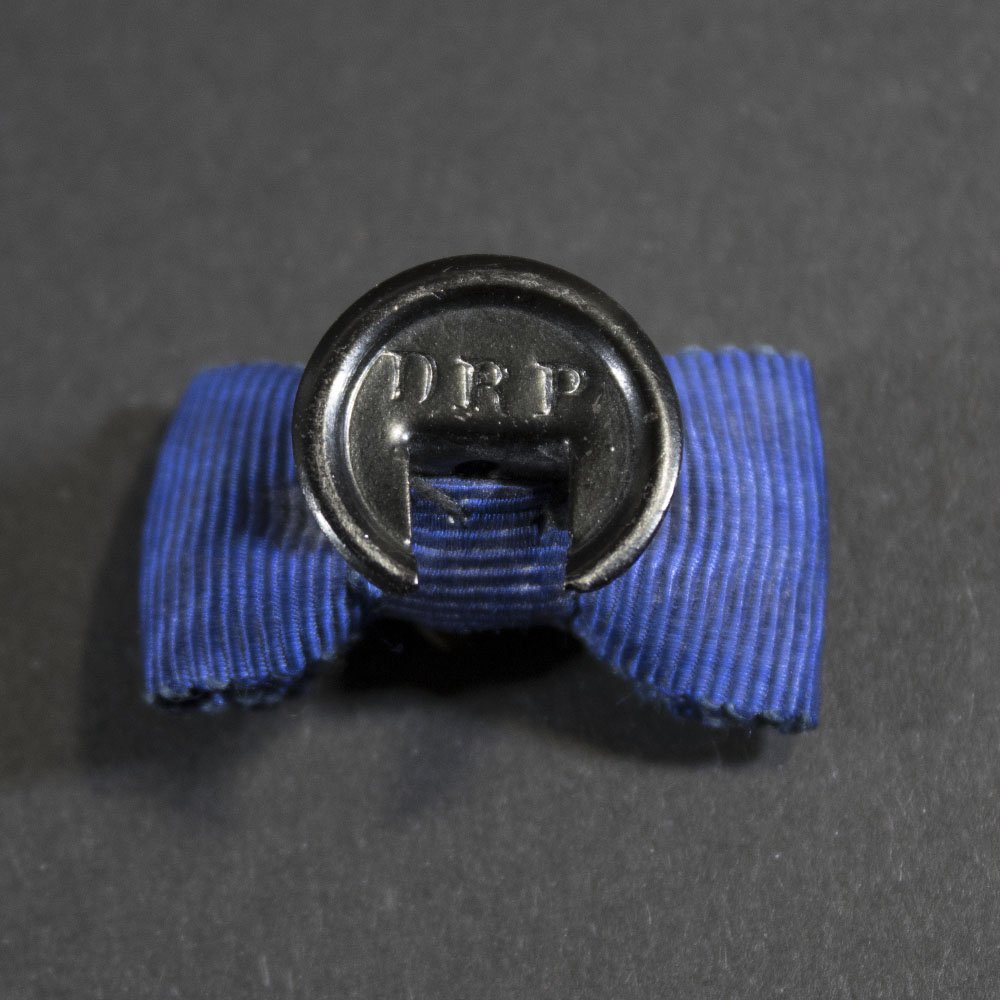 Button (bow) – Wehrmacht Long Service Award — image 2