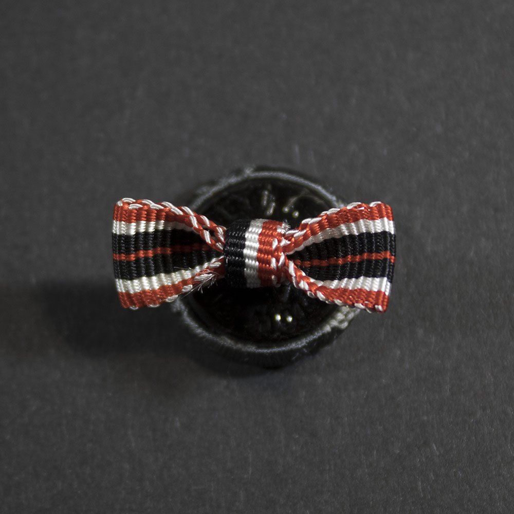 Button (bow) – War merit medal — image 2