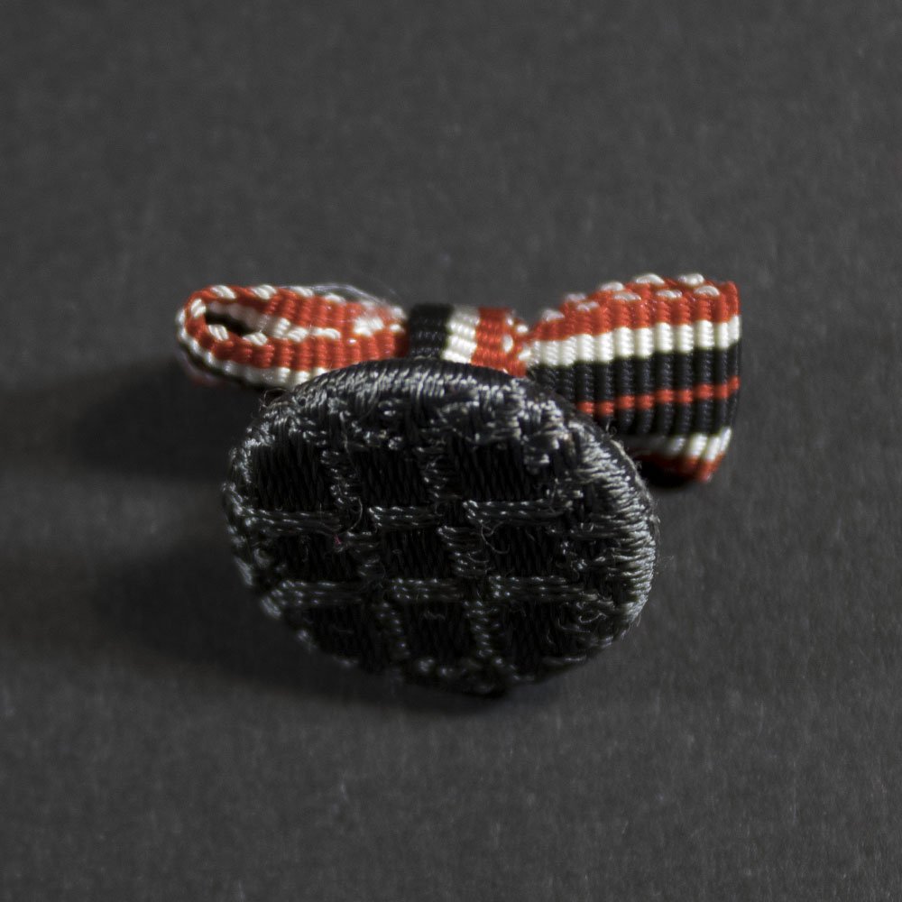 Button (bow) – War merit medal — image 3