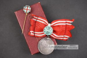 Japanese women Red Cross medal in box
