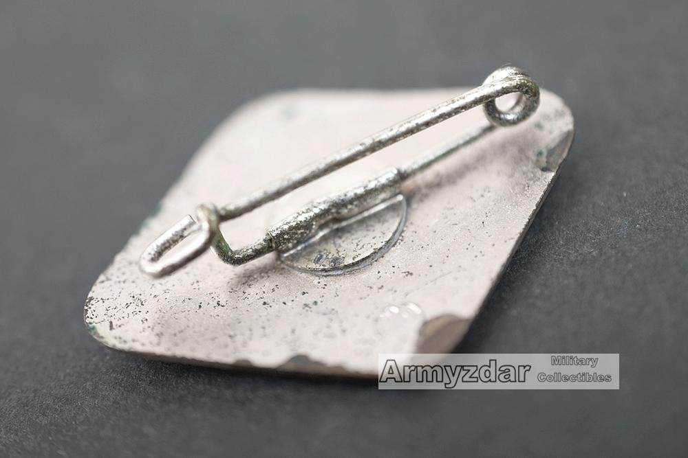 Deutsches Rotes Kreuz Schwestern Helferin badge — image 3