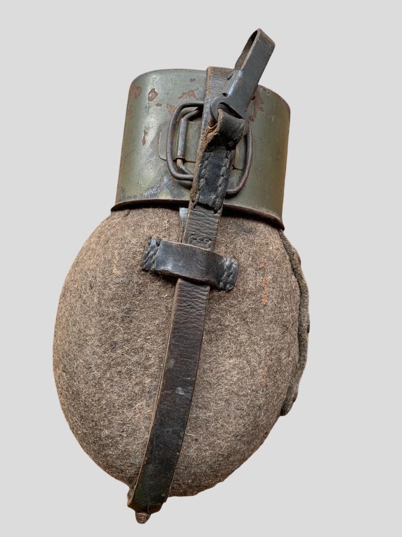 WH (HEER) M31 Canteen and Cup — image 2