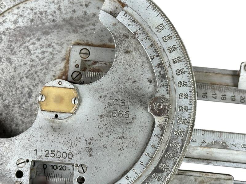 Wehrmacht 'Messdreieck 34' in Carrying Pouch — image 4