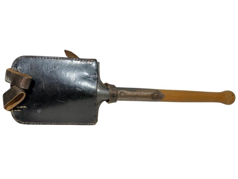 German WWII Entrenching Tool Carrier + straight shovel — image 2