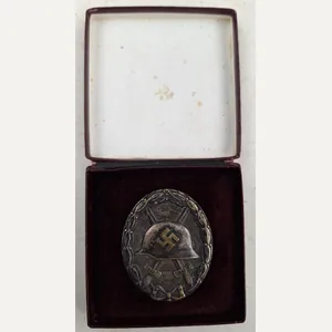 a ww2 wehrmacht silver wound badge in his original box