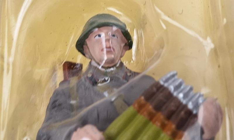 a postwar Russian artillery toy figure in new condition — image 3
