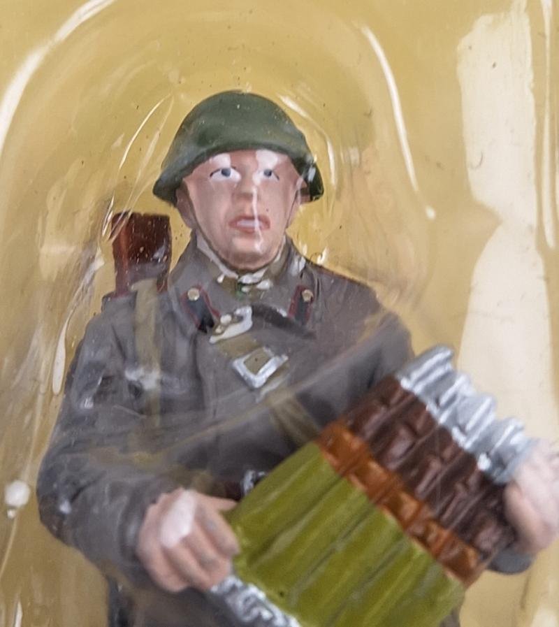 a postwar Russian artillery toy figure in new condition — image 4