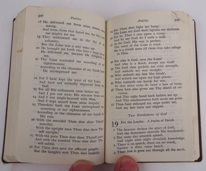 a us reading from the holy scriptures for jewish soldiers and sailors — image 4