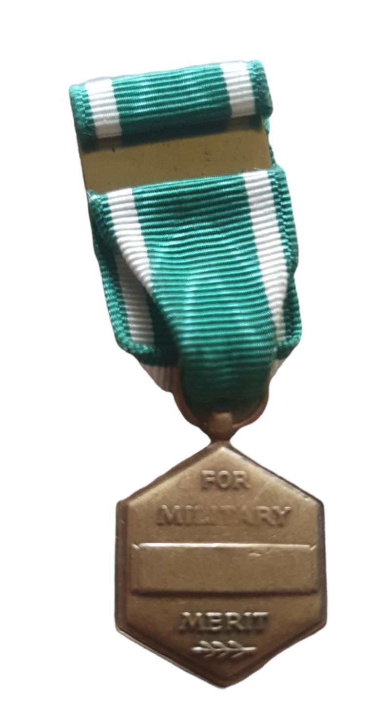 a us post war miniatuur military merit medal — image 3