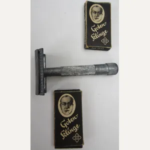 a razor in top condition. with 2 packs of blades