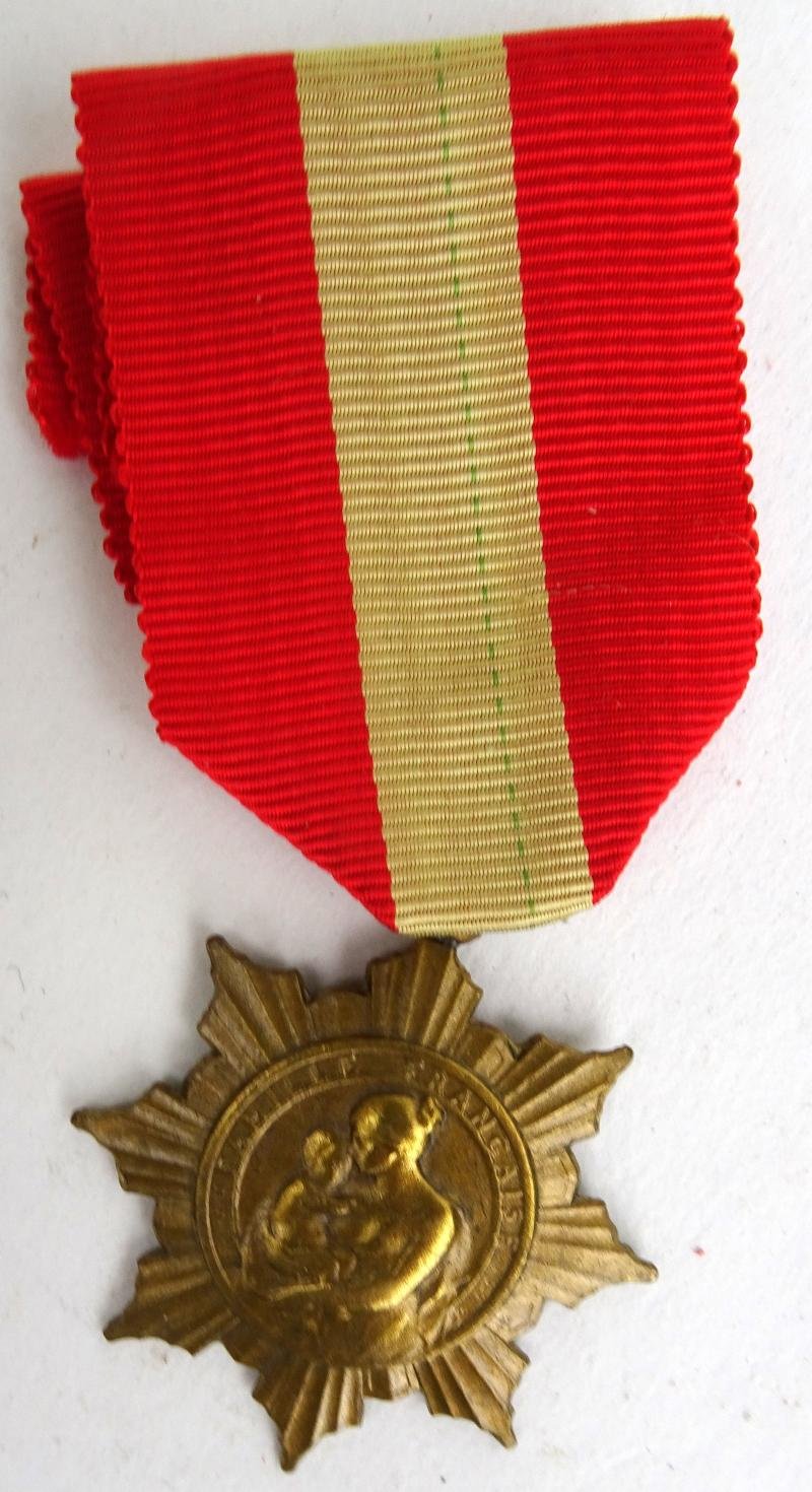 a france Medal of the French Family — image 2