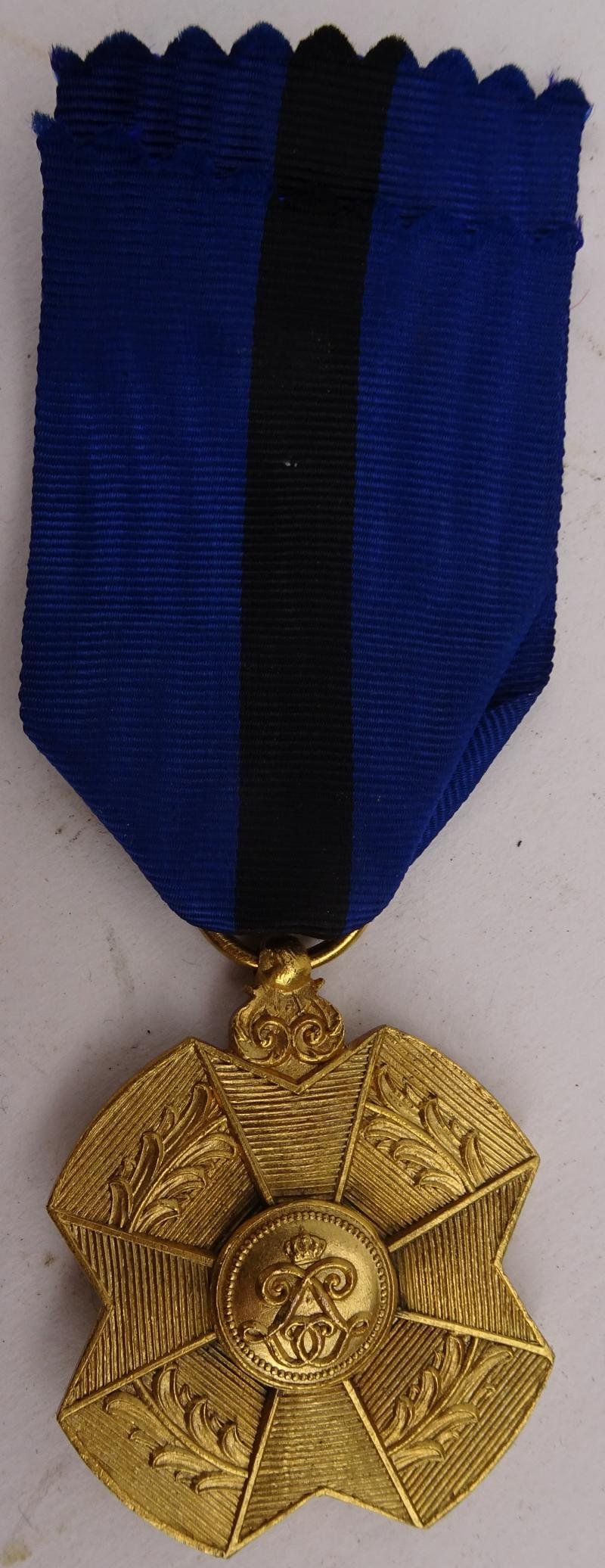 a Belgian medal of the Order of Leopold II — image 4