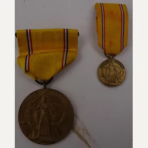 A WW2 US American Defense Medal + miniature