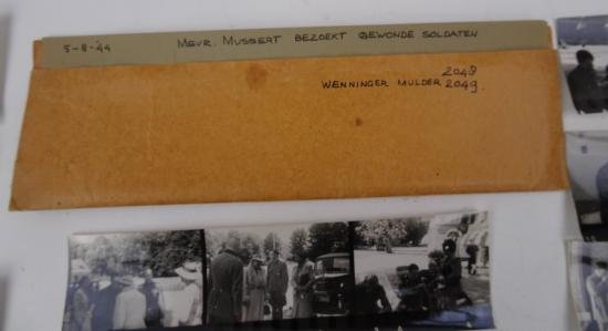 64 pictures ofAnton Mussert's wife visits wounded soldiers — image 9