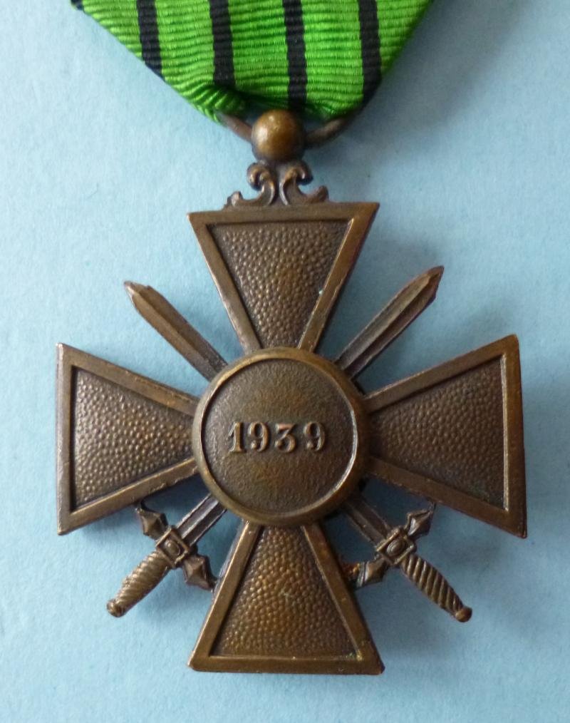 France : WW2 Mounted Pair of Medals - Médaille Militaire and 1939 Croix de Guerre with Palm & Star on Vichy Ribbon. — image 3