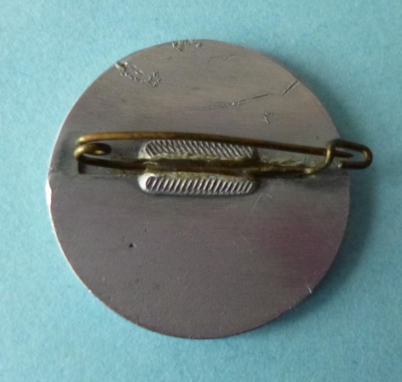 Third Reich : Winterhilfswerk (WHW) Gau-Essen 1935-36 Donation-badge. — image 2