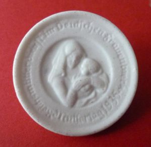 Third Reich : White Porcelain Badge marking Mothers' Day 1935.