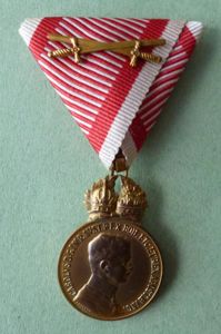 Austria : Emperor Karl WW1 Military Merit Medal in Gilded …