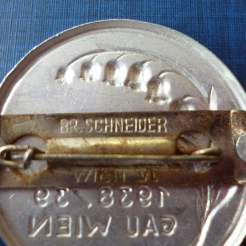 Third Reich : Winter Relief 'WHW 1938/39 Gau Wien' (Vienna) Donation-badge. — image 3