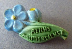 Third Reich : 'Reichs Mutterdienstr' Pottery Patriotic Donation-badge.