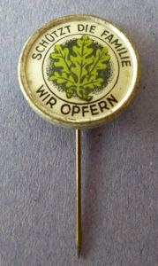 Third Reich : 'Schützt die Familie - Wir opfern' Donation-badge.