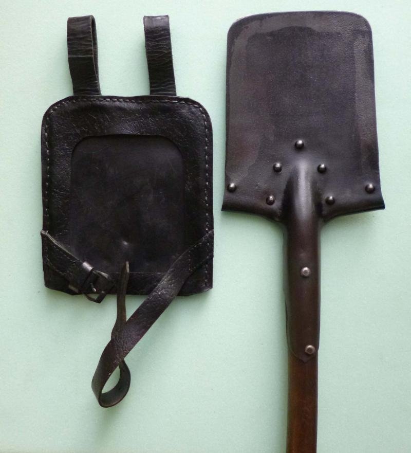 Third Reich : Wehrmacht Rigid Entrenching-tool (Schanzzeug) with Leather Carrier (Tragetasche). — image 2