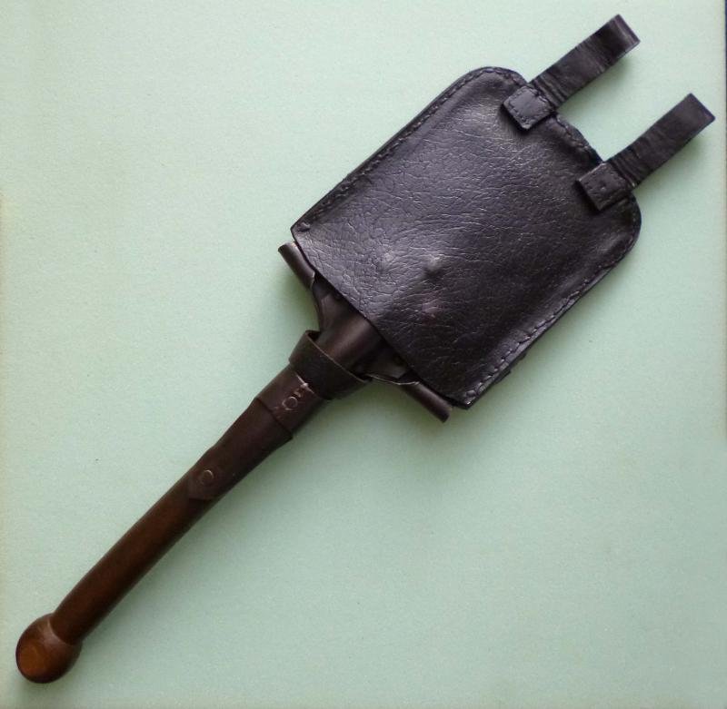 Third Reich : Wehrmacht Rigid Entrenching-tool (Schanzzeug) with Leather Carrier (Tragetasche). — image 3