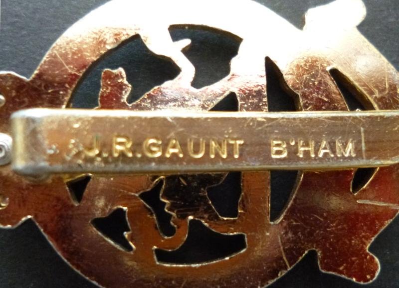 The Queen's Regiment Staybrite Cap-badge. — image 3