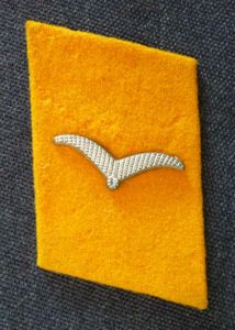 Third Reich : Luftwaffe Single Collar-patch for a Flieger.
