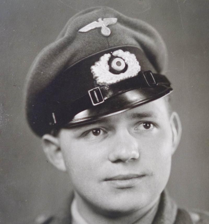 Third Reich : Postcard-sized Portrait Photo of an Army (Heer) Member of an Assault-gun Unit. — image 2