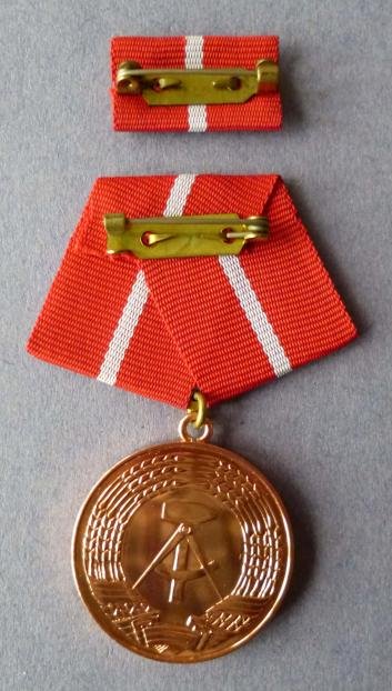East Germany (DDR) : Medal for 10 years Loyal Service in the Combat Groups of The Workiing Classes (Kampfgruppen der Arbeiterklasse) in Original Presentation Case. — image 2