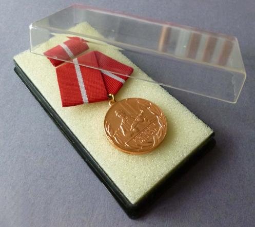 East Germany (DDR) : Medal for 10 years Loyal Service in the Combat Groups of The Workiing Classes (Kampfgruppen der Arbeiterklasse) in Original Presentation Case. — image 3