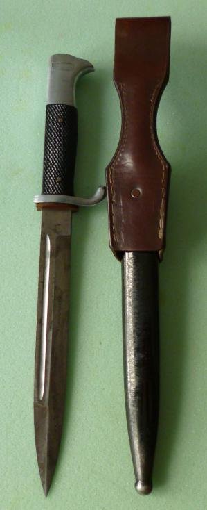 Third Reich : Wehrmacht / Luftwaffe NCO's Short-pattern Dress-bayonet with Scabbard and Brown Leather Frog . — image 3