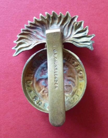 Northumberland Fusiliers all-brass WW1 Cap Badge. — image 2