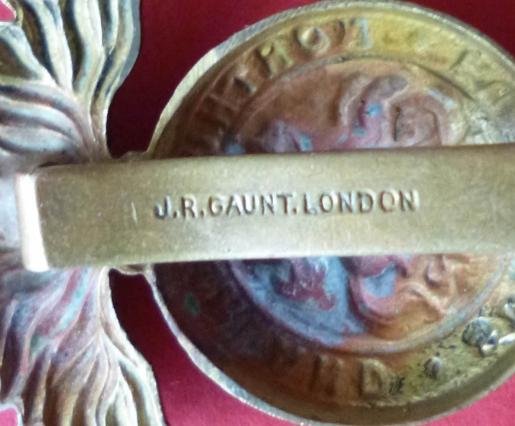 Northumberland Fusiliers all-brass WW1 Cap Badge. — image 3