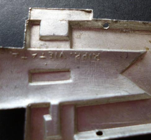 Italy : Fascist GIL Cap-badge with a 1943 Mussolini 20 Lire Coin plus Fascist Collar-badge. — image 3