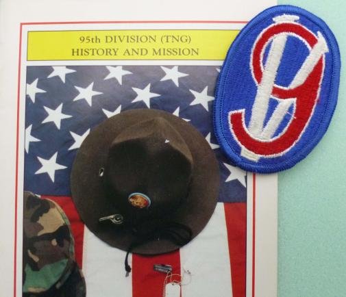 USA : 95th Division Shoulder Flash with a Booklet on the Division's History. — image 2