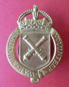 WW1 'War Munition Volunteer' Brass King's Crown Buttonhole Lapel Badge.