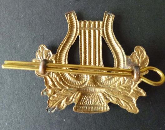 Army Bandsman / Musician un-crowned Gilding-metal Arm-badge. — image 2
