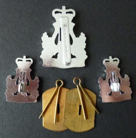Army Junior School of Music Queen's crown cap-badge and collar badge pair. — image 2