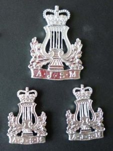 Army Junior School of Music Queen's crown cap-badge and collar …