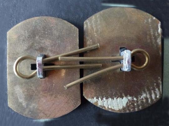 Green Howards pair of enlisted ranks Staybrite collar badges. — image 2